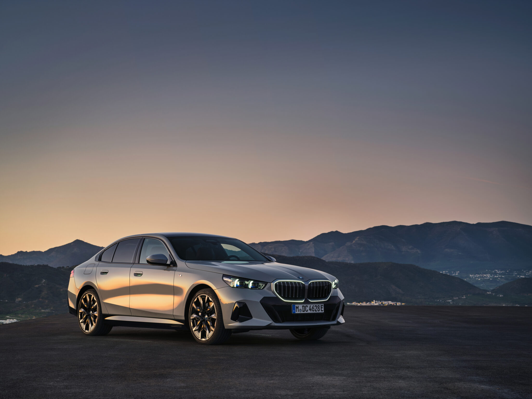 BMW Serie 5 si rinnova e arriva anche in versione elettrica: caratteristiche, allestimenti
