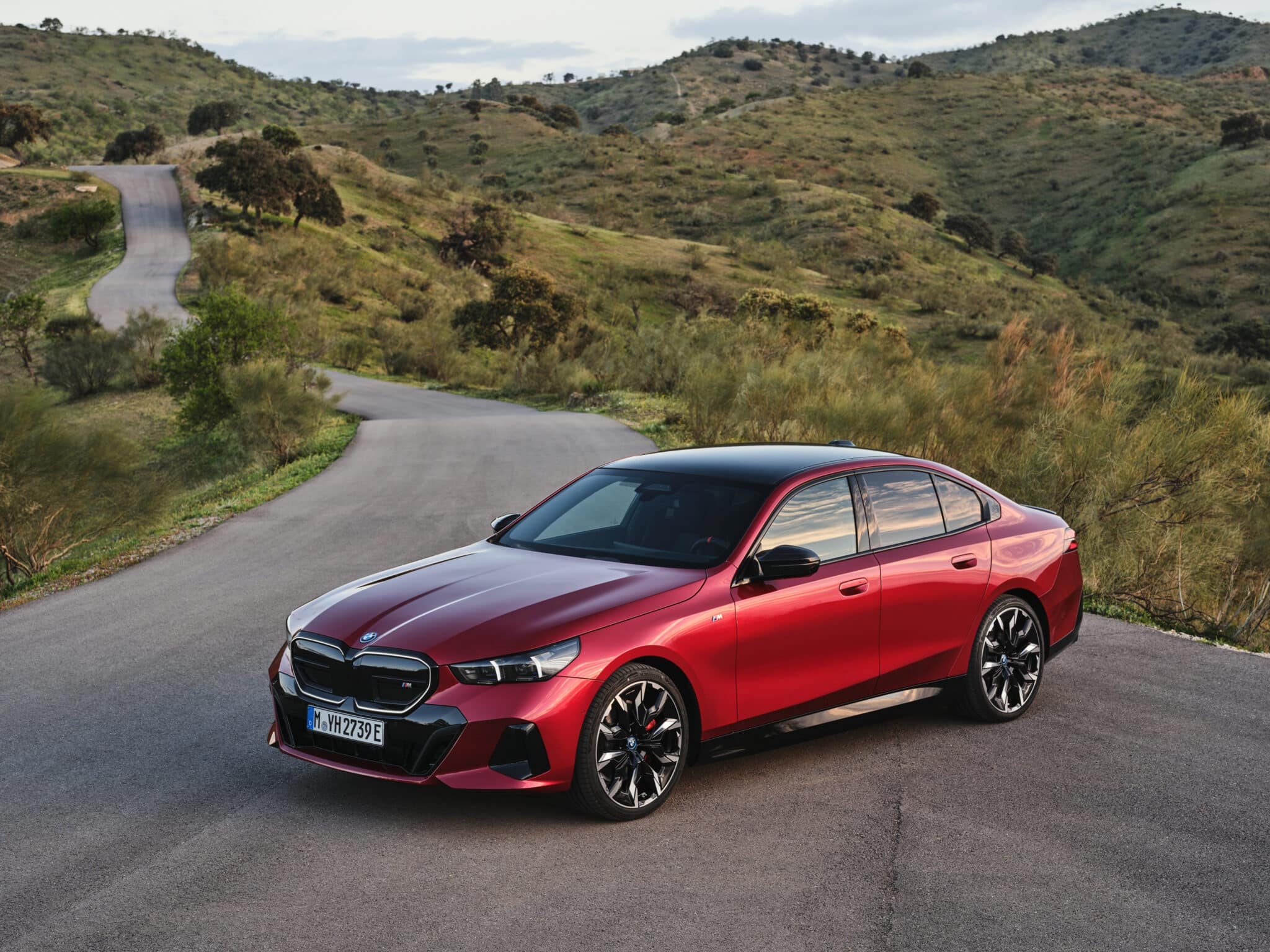 BMW Serie 5 si rinnova e arriva anche in versione elettrica: caratteristiche, allestimenti