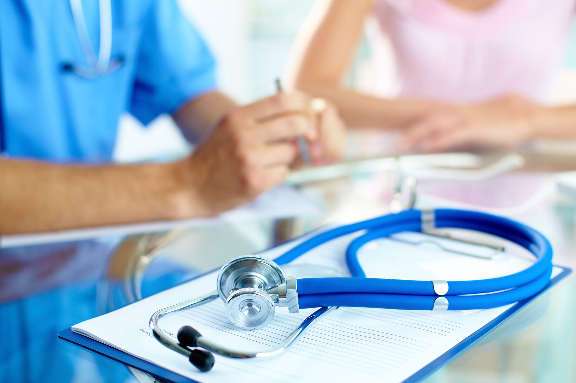Visita specialistica per diagnosi di cancro colon.