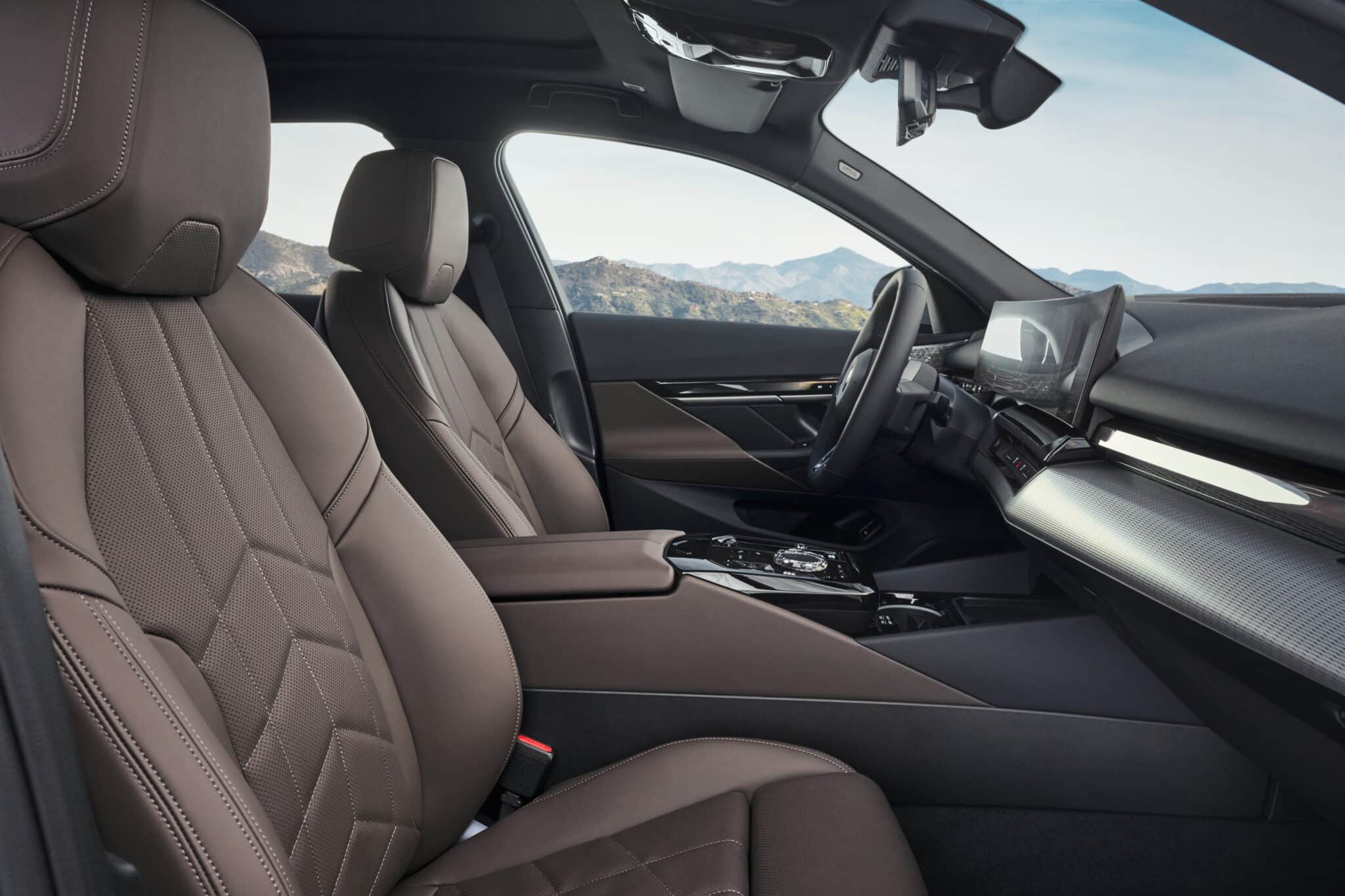 BMW Serie 5 si rinnova e arriva anche in versione elettrica: caratteristiche, allestimenti