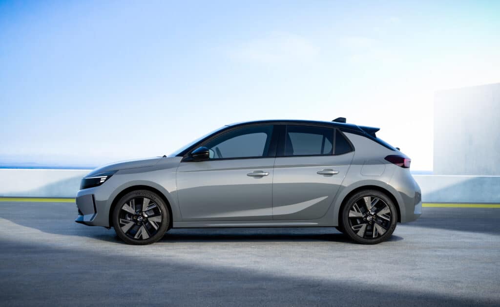 Opel Corsa 2023 guadagna carattere, interni rinnovati e motorizzazioni più efficienti
