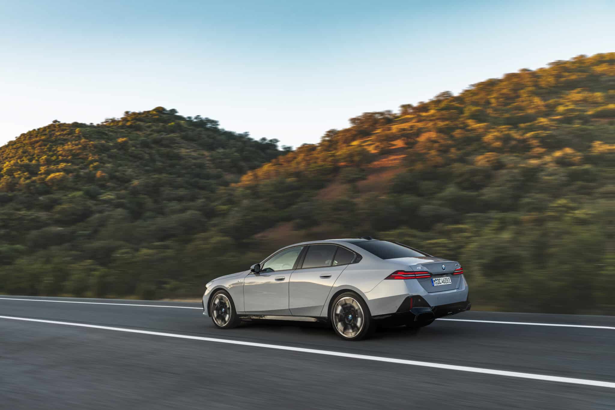 BMW Serie 5 si rinnova e arriva anche in versione elettrica: caratteristiche, allestimenti