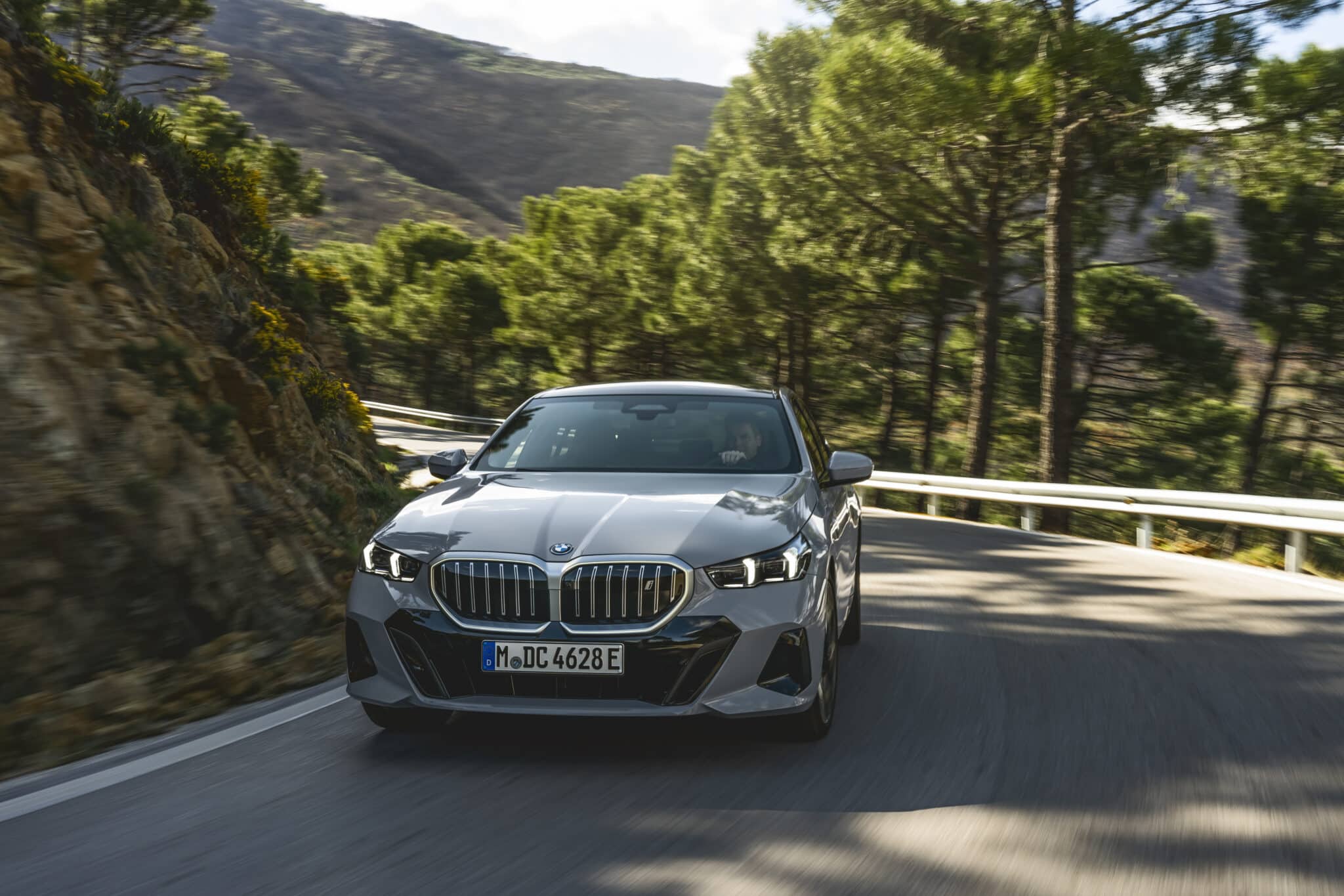 BMW Serie 5 si rinnova e arriva anche in versione elettrica: caratteristiche, allestimenti