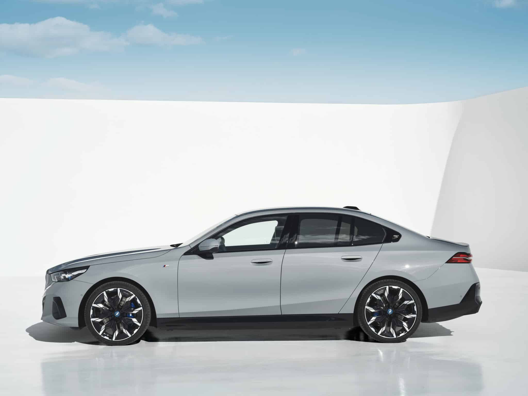 BMW Serie 5 si rinnova e arriva anche in versione elettrica: caratteristiche, allestimenti