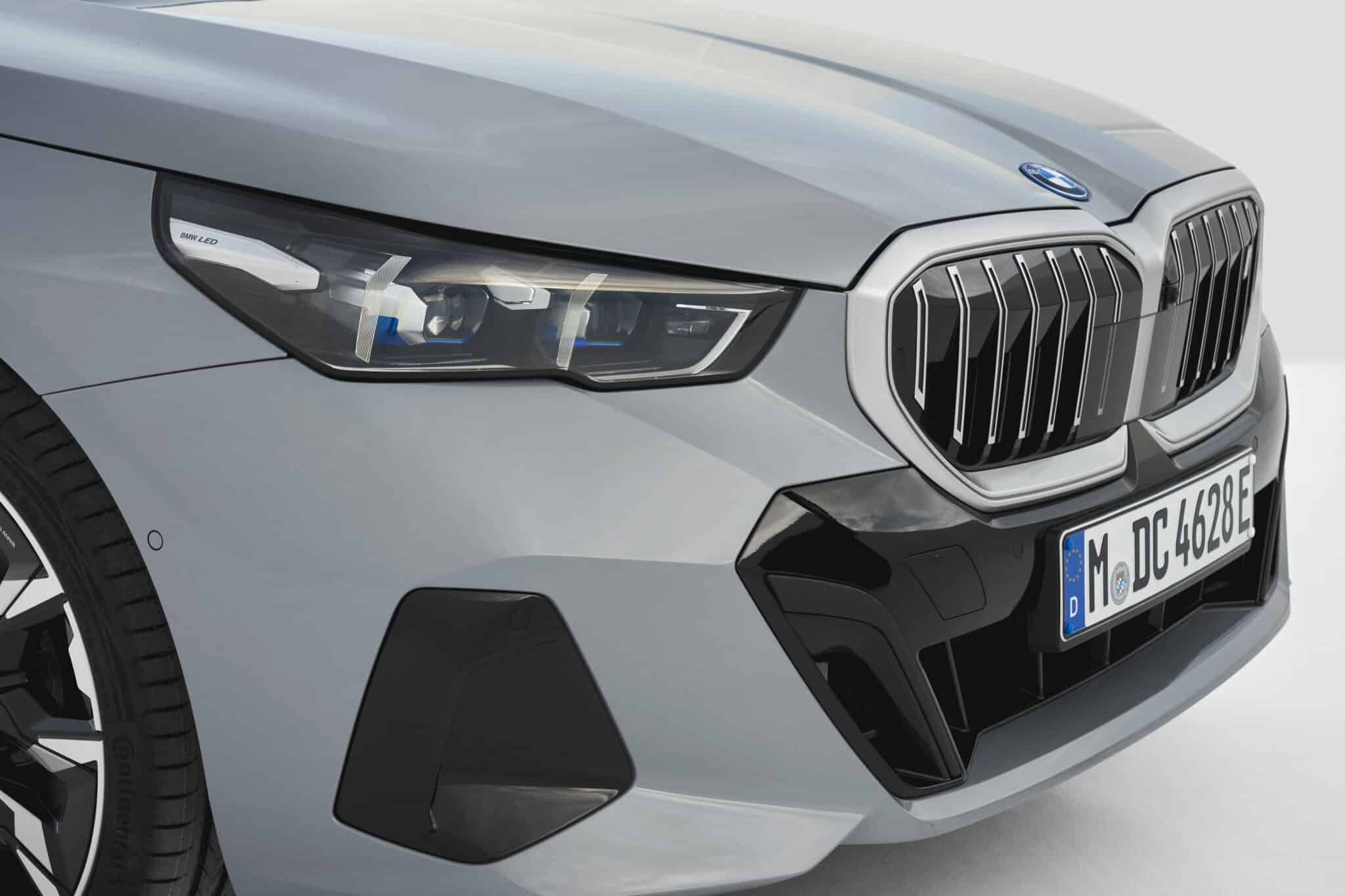 BMW Serie 5 si rinnova e arriva anche in versione elettrica: caratteristiche, allestimenti