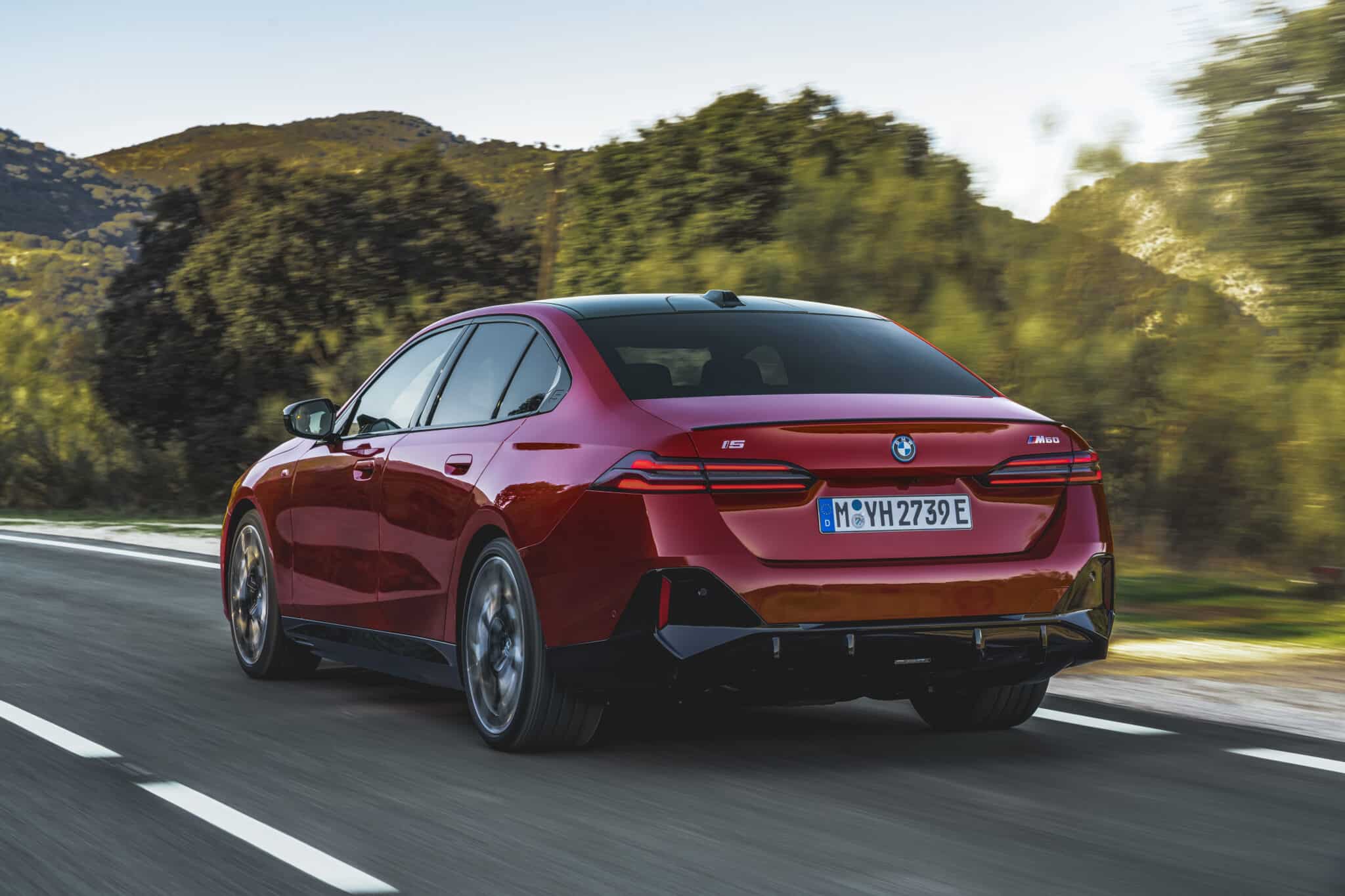 BMW Serie 5 si rinnova e arriva anche in versione elettrica: caratteristiche, allestimenti