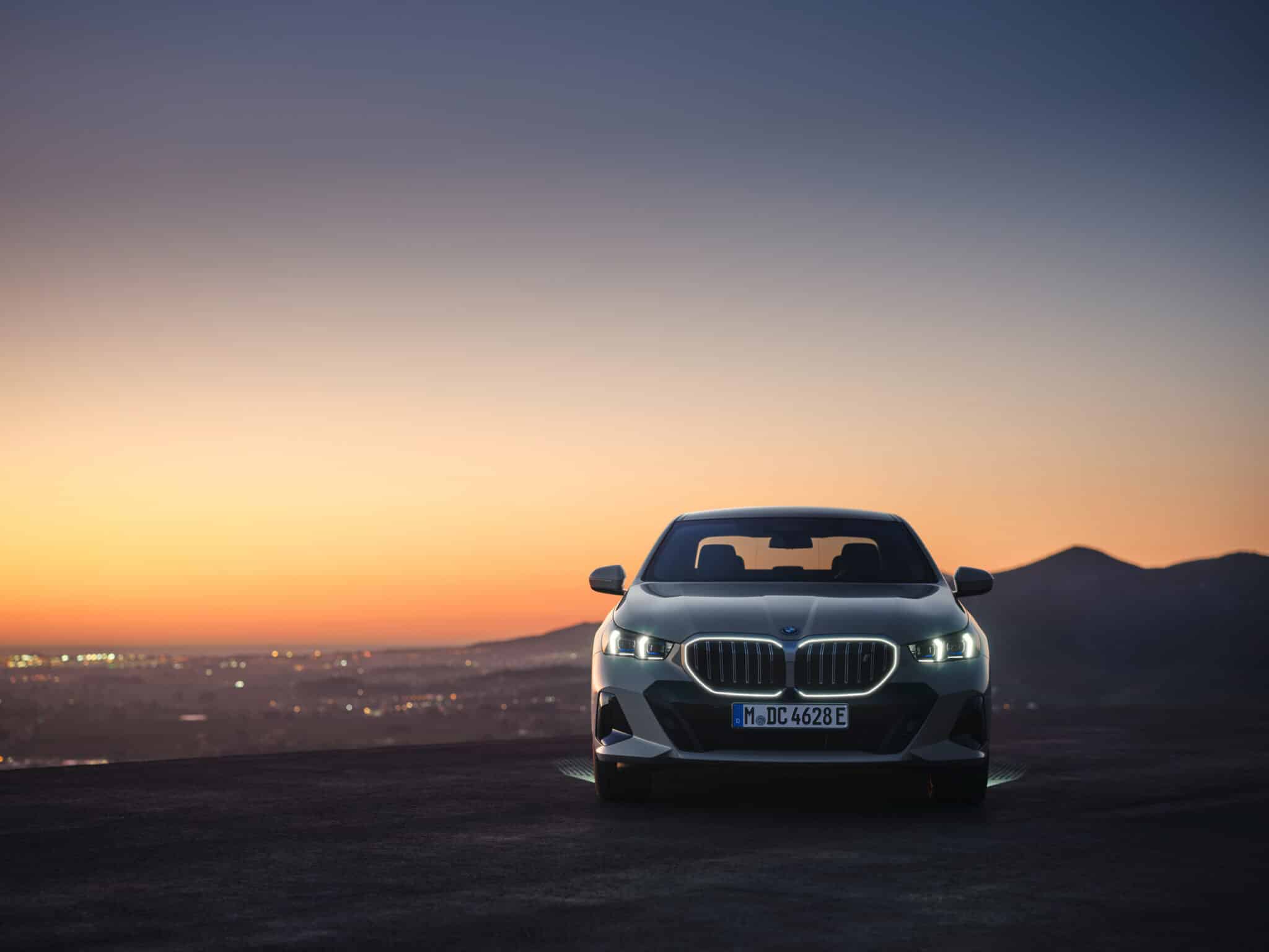 BMW Serie 5 si rinnova e arriva anche in versione elettrica: caratteristiche, allestimenti