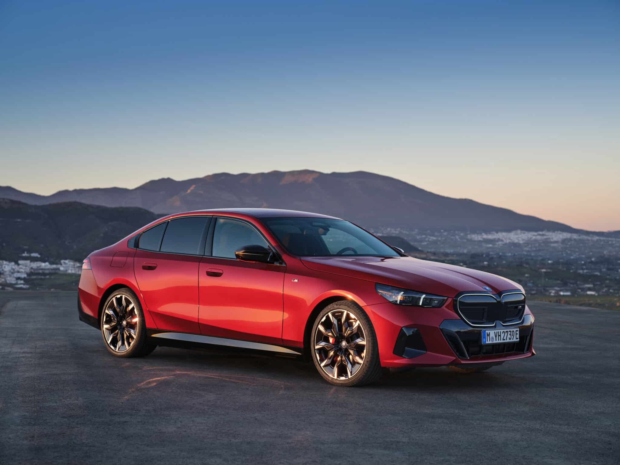 BMW Serie 5 si rinnova e arriva anche in versione elettrica: caratteristiche, allestimenti