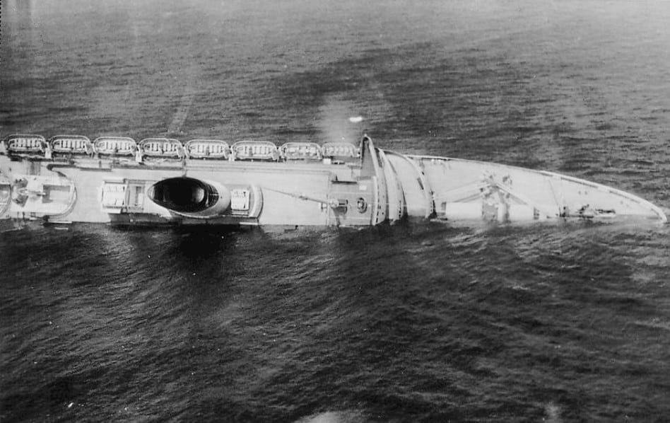 La nave Andrea Doria si capovolge
