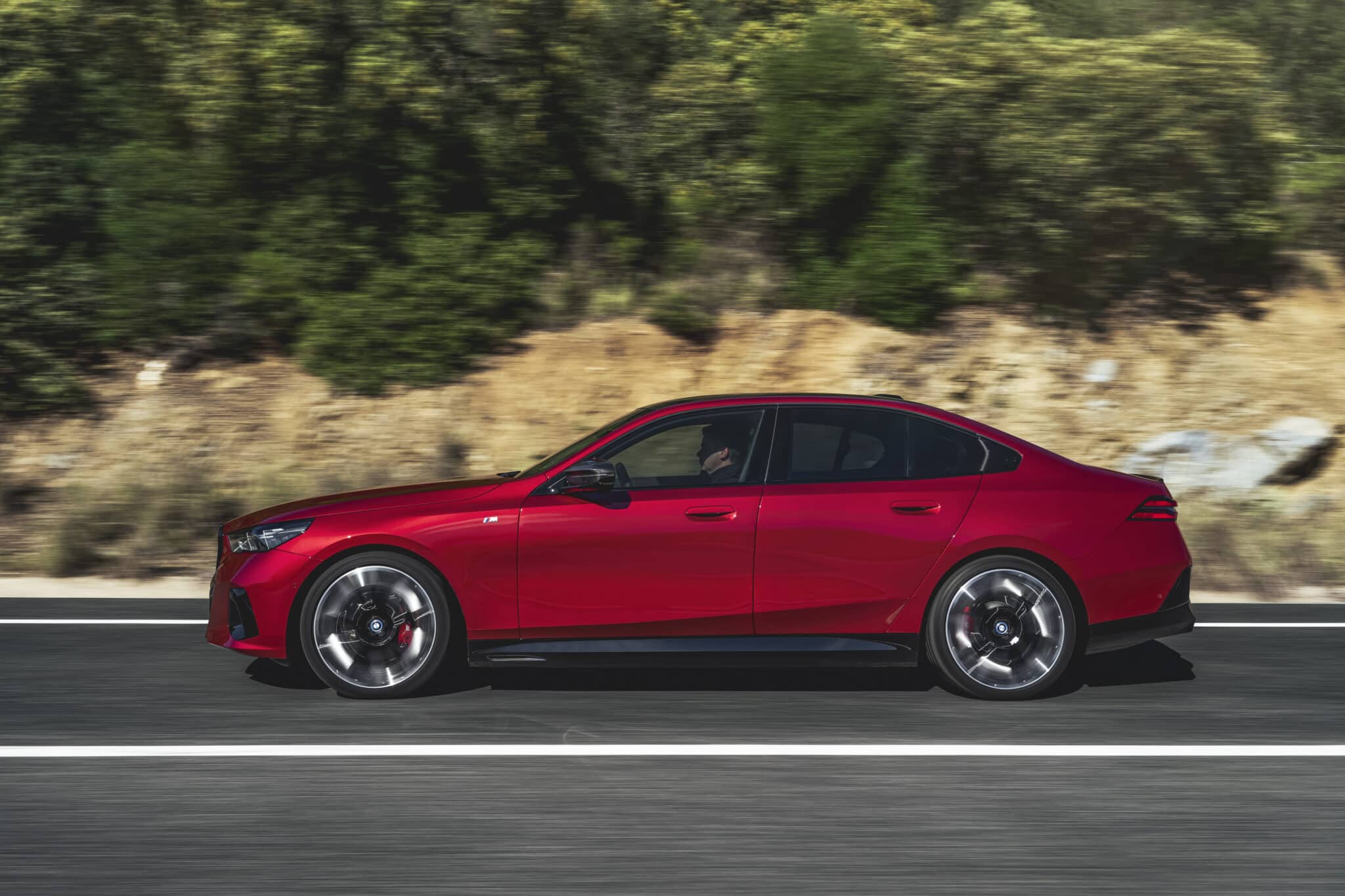 BMW Serie 5 si rinnova e arriva anche in versione elettrica: caratteristiche, allestimenti