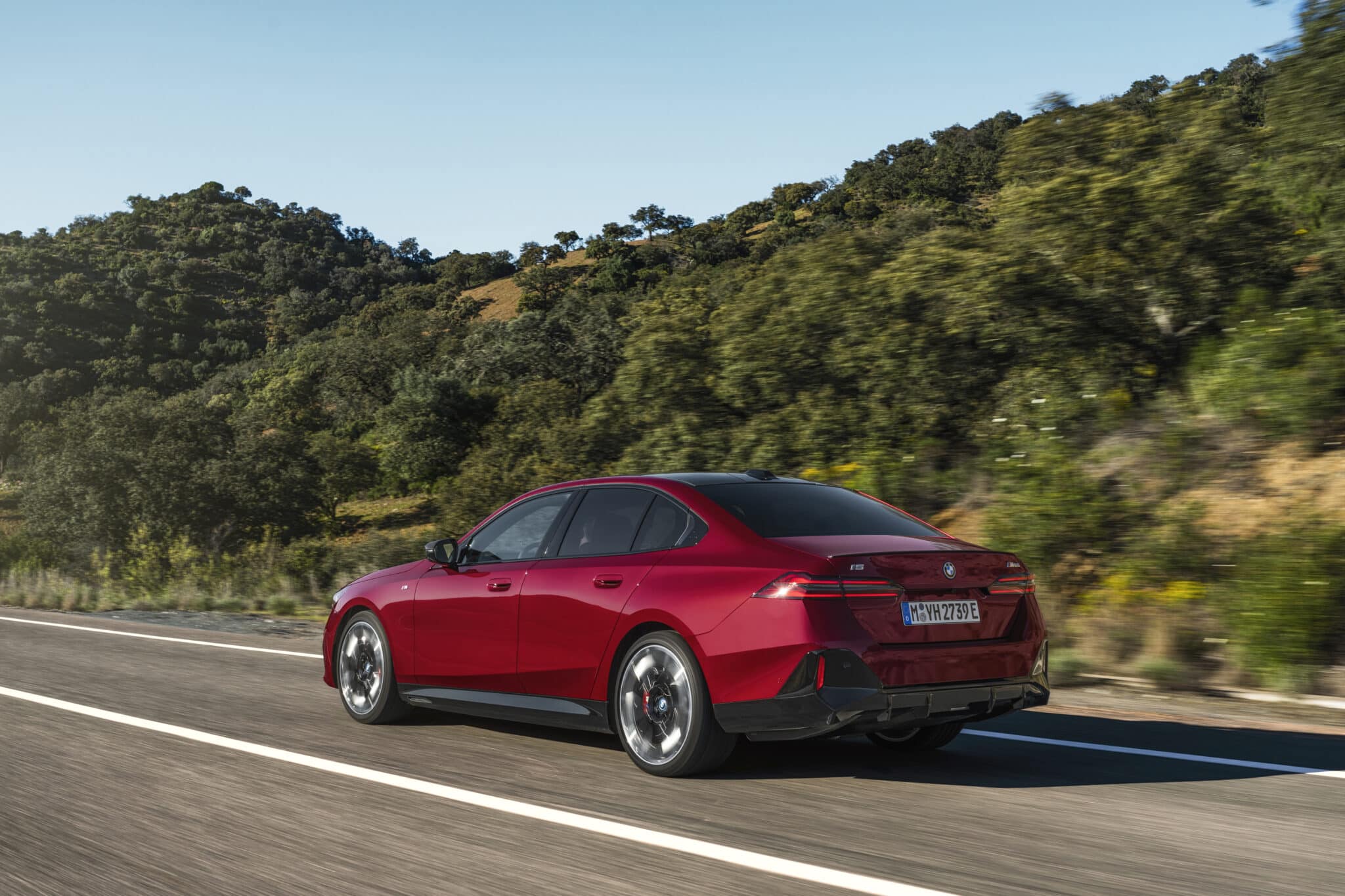 BMW Serie 5 si rinnova e arriva anche in versione elettrica: caratteristiche, allestimenti