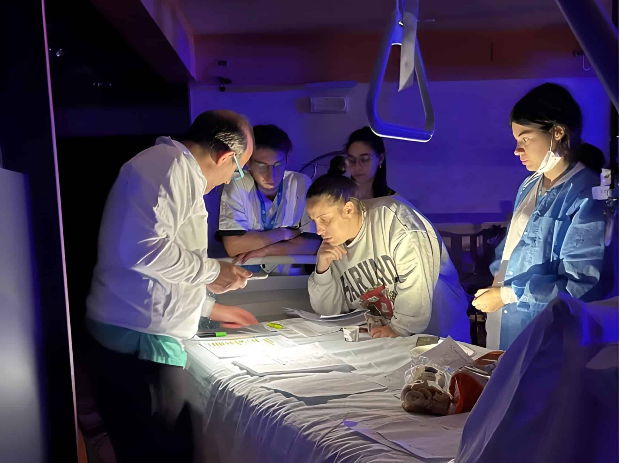 Credits- Corriere della Sera / Nell'immagine si può apprezzare la riunione di emergenza per decidere come evacuare l'ospedale