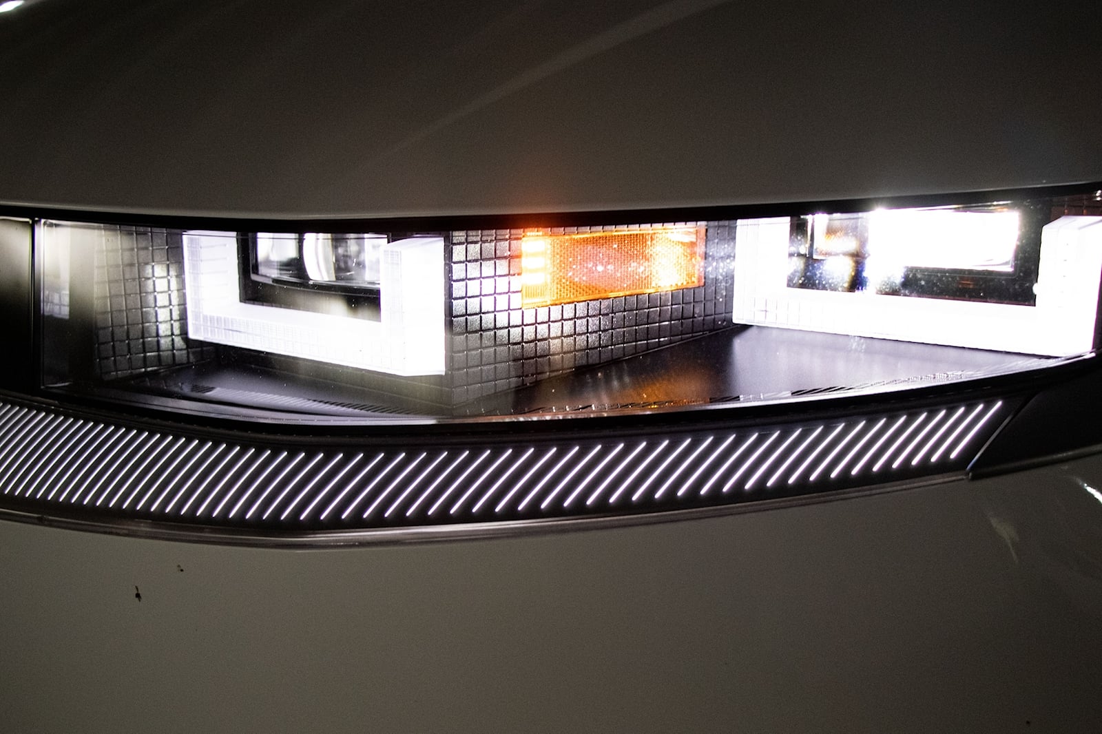 I fari di Hyundai nel dettaglio, si possono notare i micro specchi che riflettono la luce