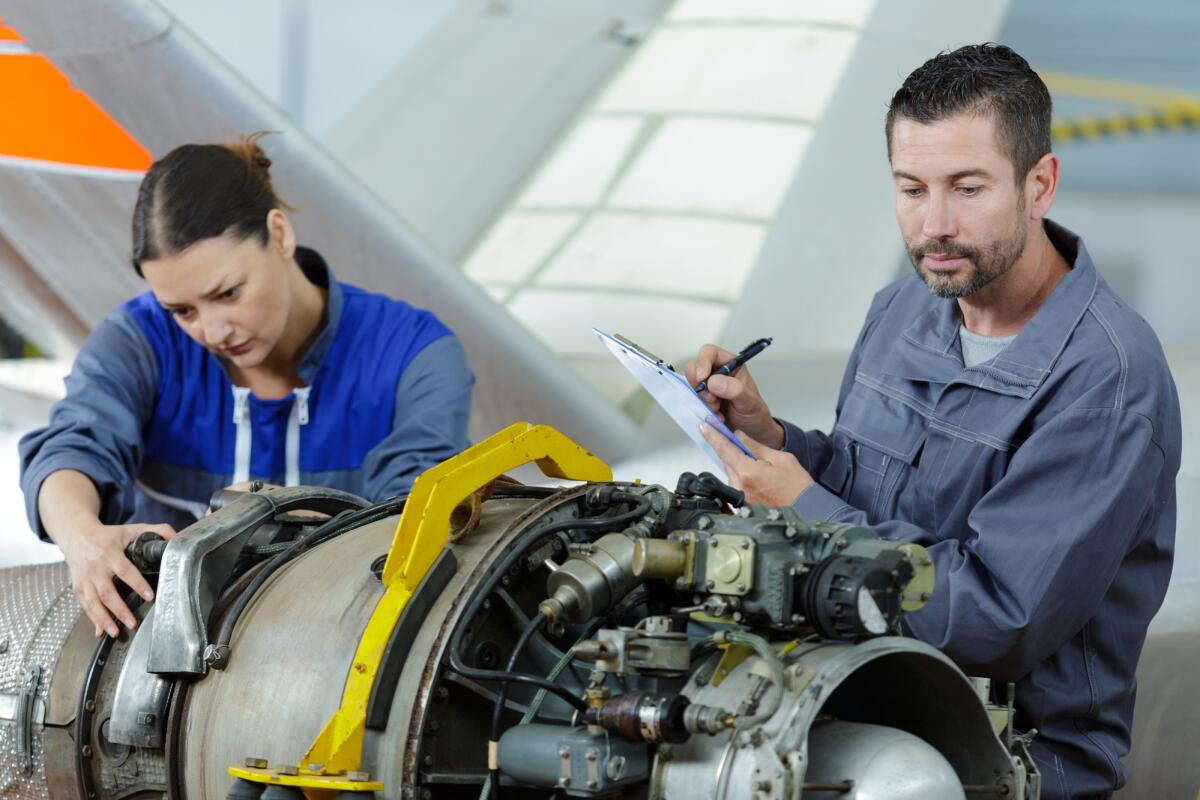 I posti di lavoro più ambiti nei settori automotive e aerospace - aircraft mechanical parts assembler at work