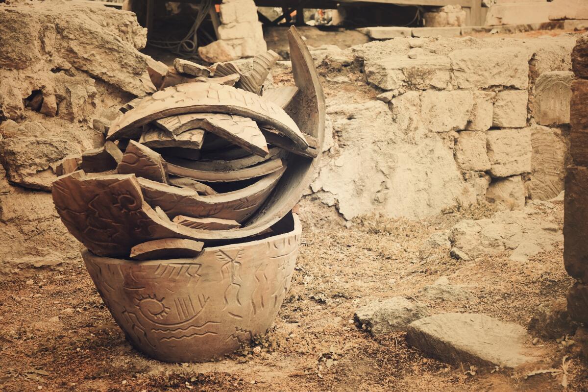 Datazione carbonio-14: cos'è e come si usa in archeologia - large broken clay pots stand on the ground .toned