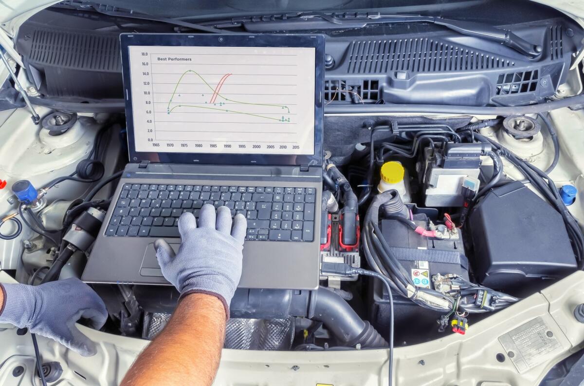 I posti di lavoro più ambiti nei settori automotive e aerospace - Professional car mechanic working in auto repair computer service