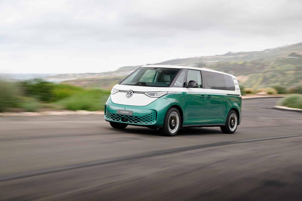 Volkswagen ID. Buzz: arriva la versione con il passo lungo a 7 posti - 
