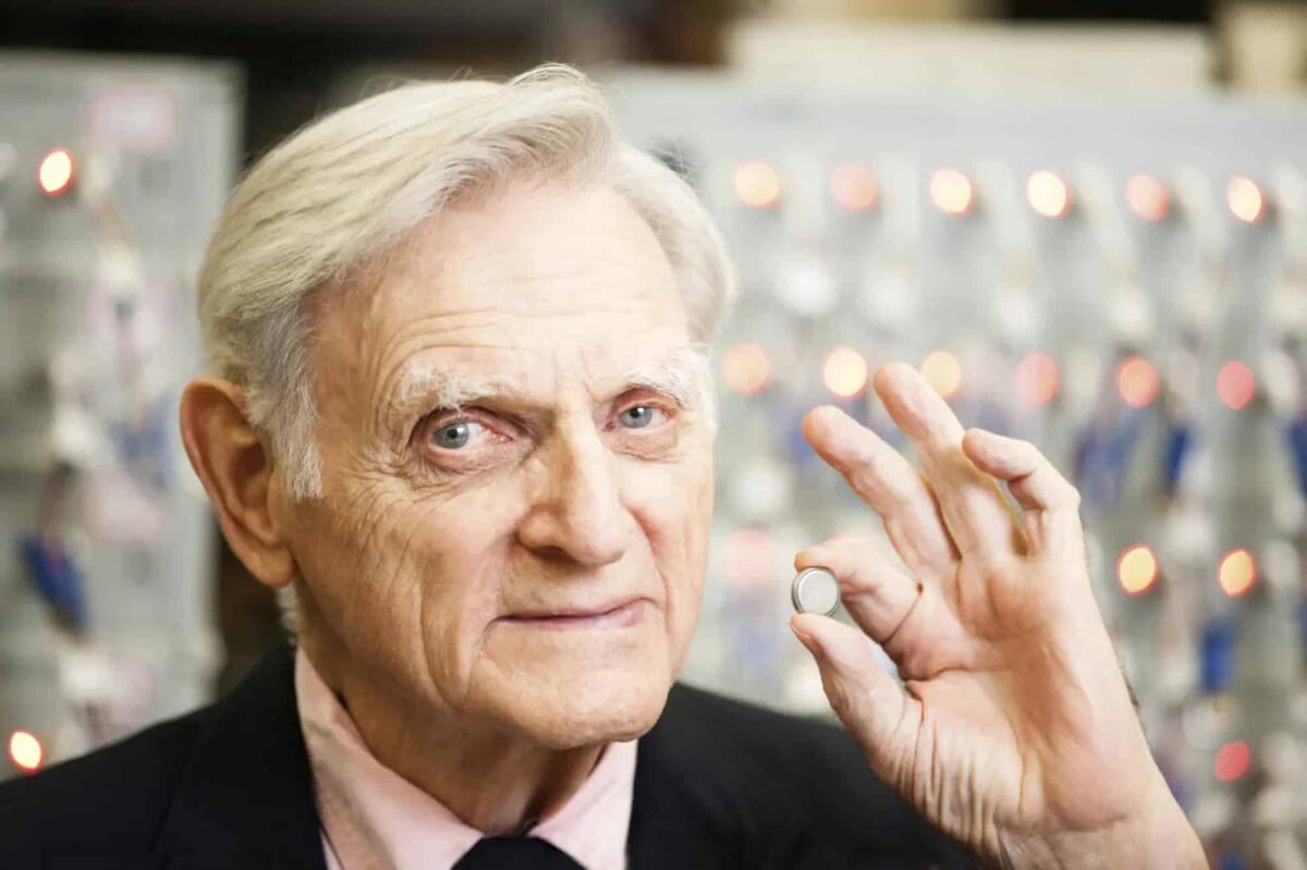 Morto a 100 anni John Goodenough, il padre delle batterie al litio - 