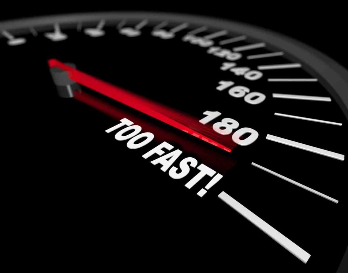 Quella volta che Richard Feyman superò i limiti di velocità - A speedometer showing a vehicle's speed being pushed to Too Fast