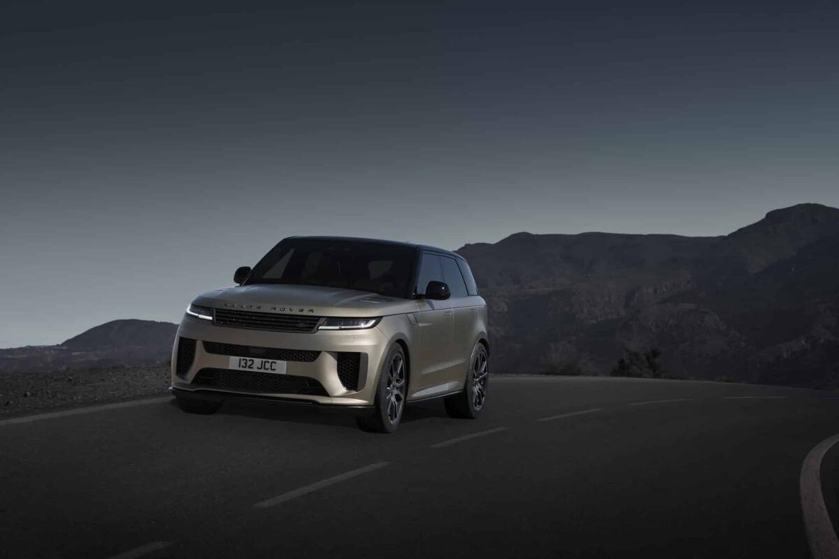 Range Rover Sport SV: la più potente di sempre al prezzo di partenza di 213 mila euro - 