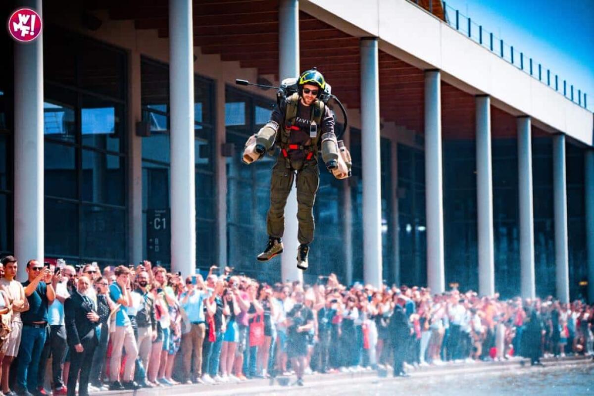 Il Flying show dell’uomo volante di Gravity industry pubblico del WMF - We Make Future - 