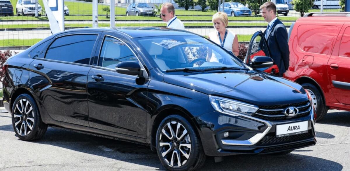 Lada Aura: l'auto non si mette in moto durante la presentazione in Russia - 
