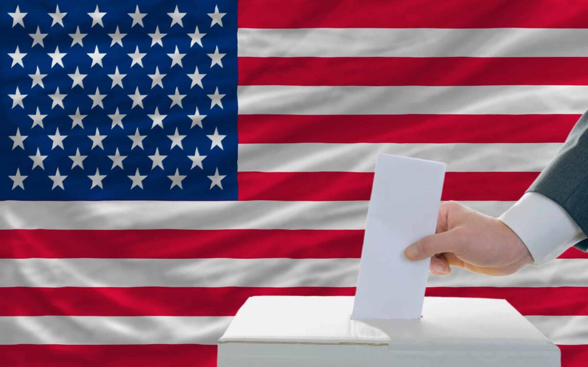 Literary Digest, la rivista che fallì con le elezioni presidenziali del 1936 - man putting ballot in a box during elections in america