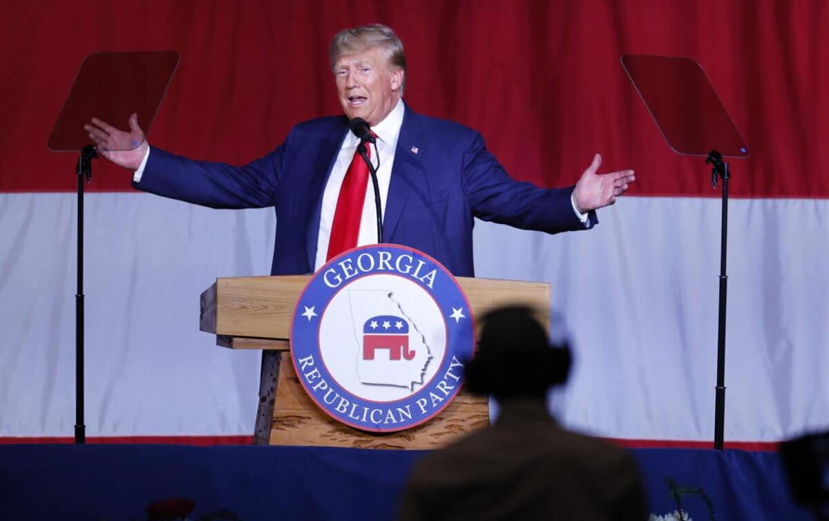 Donald Trump è in stato di arresto presso il tribunale di Miami - epa10684188 Former US President and Republican presidential candidate Donald Trump speaks at the Georgia GOP State Convention at the Columbus Convention and Trade Center in Columbus, Georgia, USA, 10 June 2023. Trump has been indicted by a Federal gr