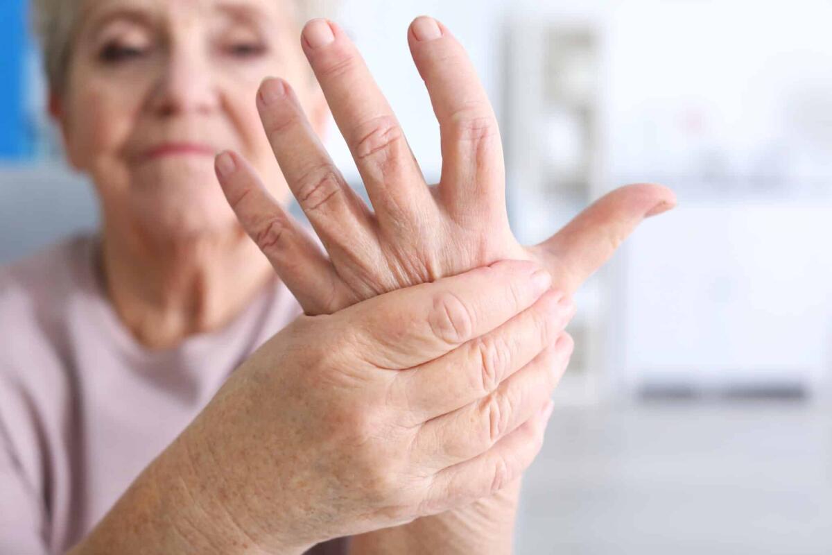 La scoperta del cortisone partendo dall'artrite - Elderly woman suffering from pain in hand, closeup