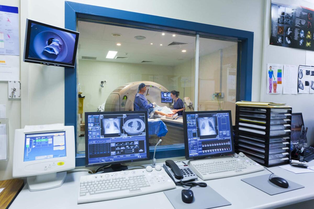 La nascita della risonanza magnetica nucleare (RMN) - MRI machine and screens with doctor and nurse