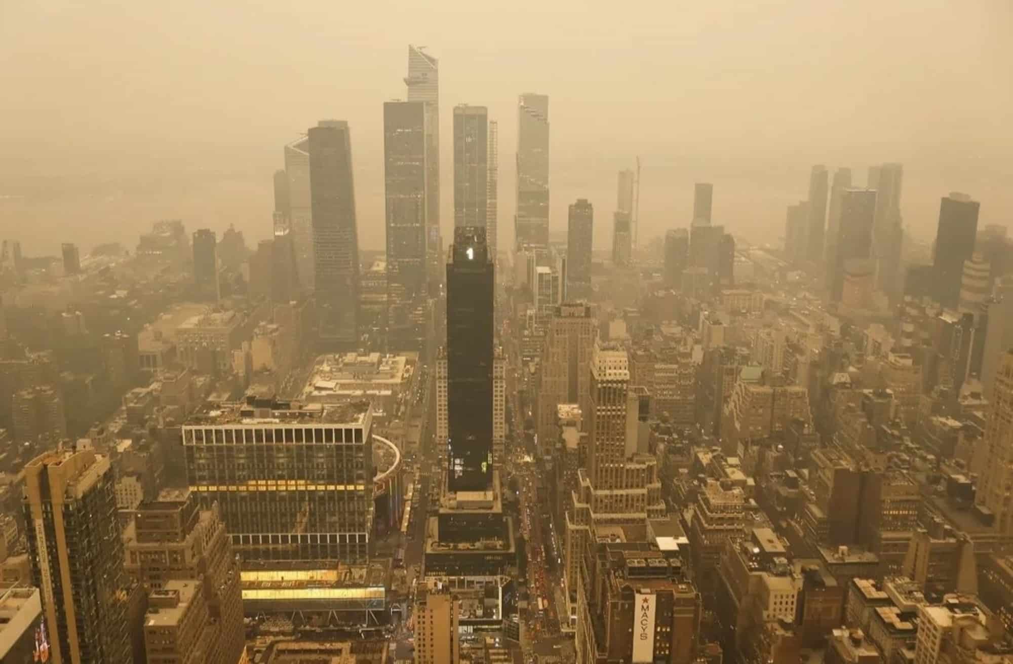 New York: le immagini della città sommersa dal fumo