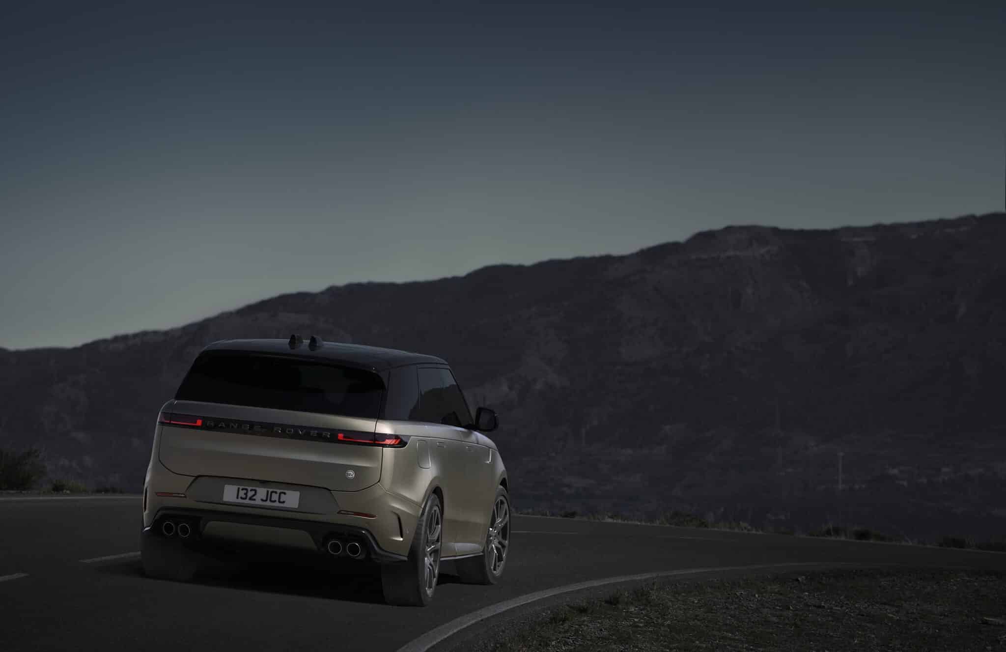 Range Rover Sport SV: la più potente di sempre al prezzo di partenza di 213 mila euro