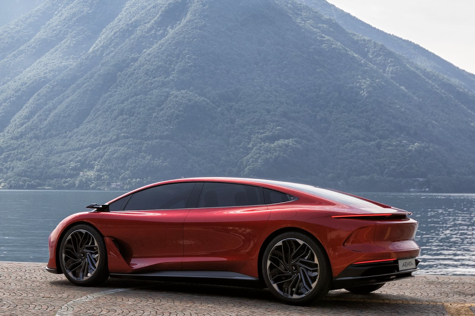 Aehra Sedan: 800 km di autonomia per l'elettrica italo-americana