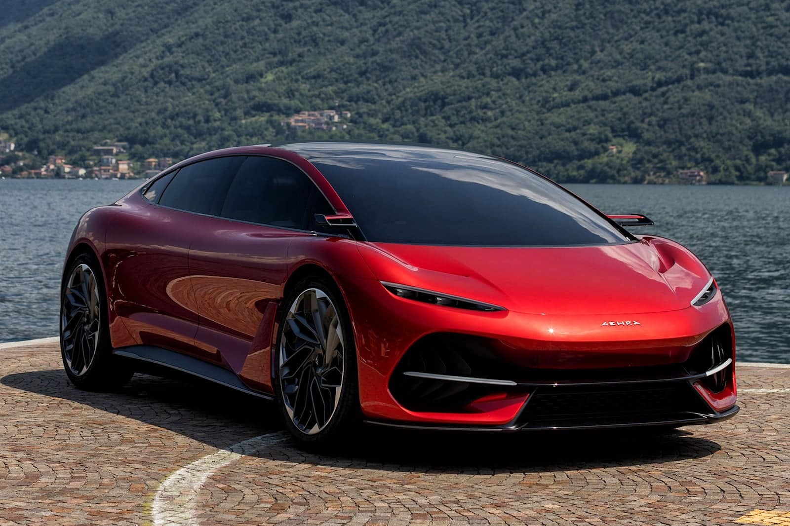 Aehra Sedan: 800 km di autonomia per l'elettrica italo-americana