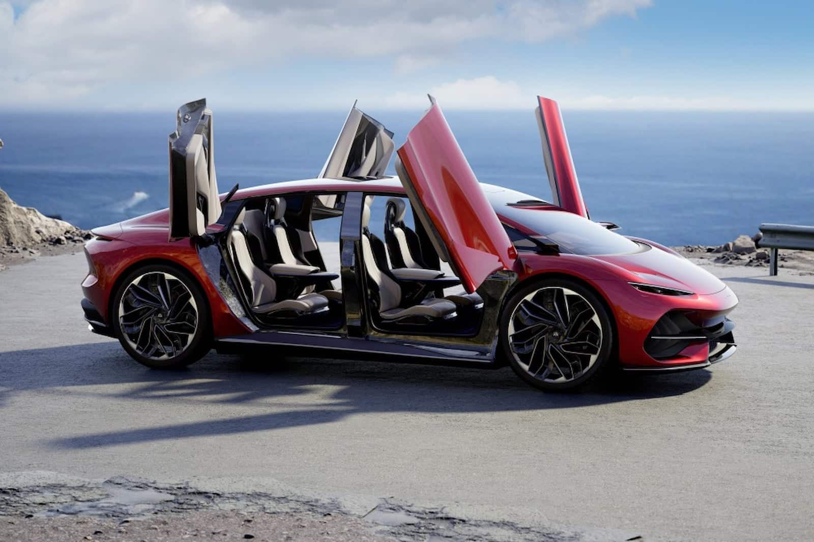 Aehra Sedan: 800 km di autonomia per l'elettrica italo-americana