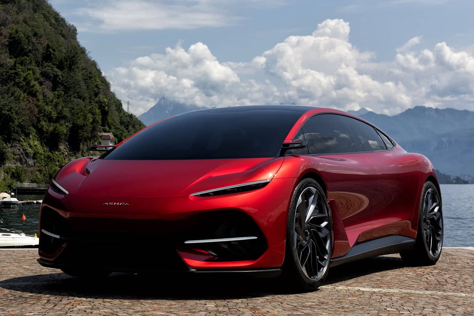 Aehra Sedan: 800 km di autonomia per l'elettrica italo-americana