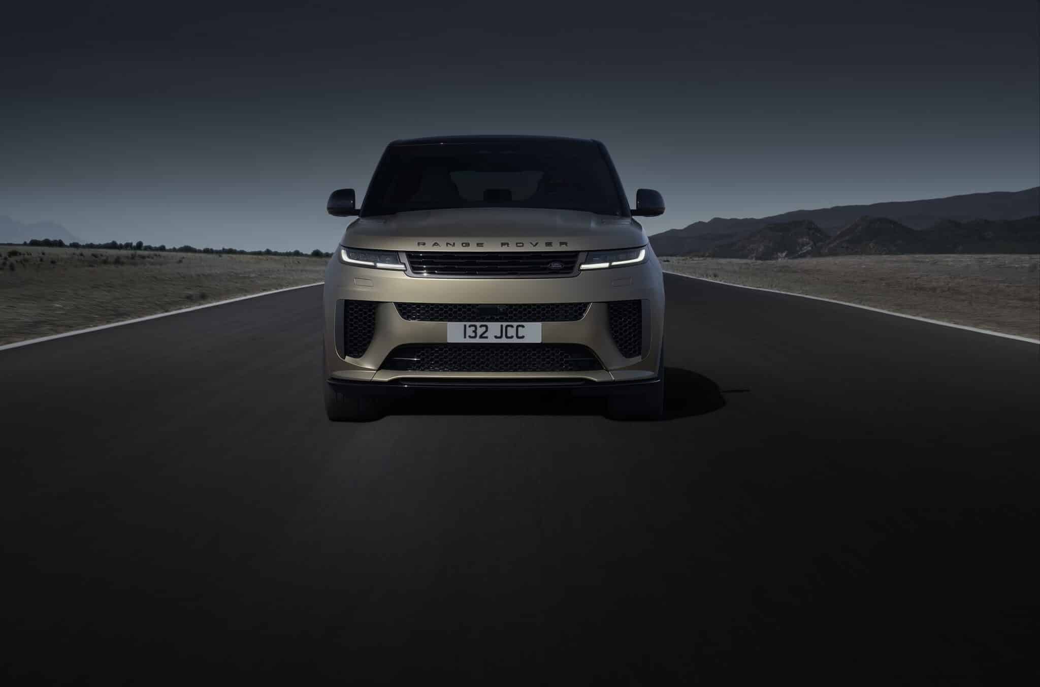Range Rover Sport SV: la più potente di sempre al prezzo di partenza di 213 mila euro