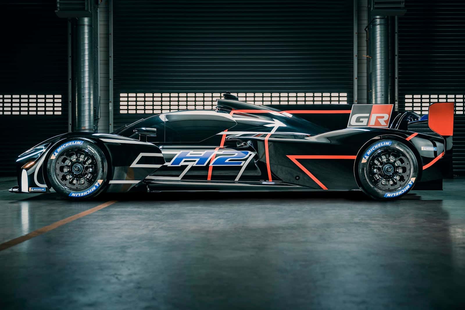 Toyota presenta l'hypercar da corsa a combustione di idrogeno