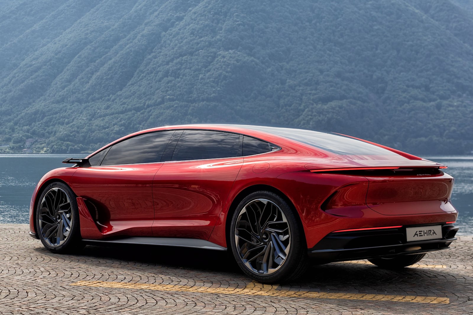 Aehra Sedan: 800 km di autonomia per l'elettrica italo-americana