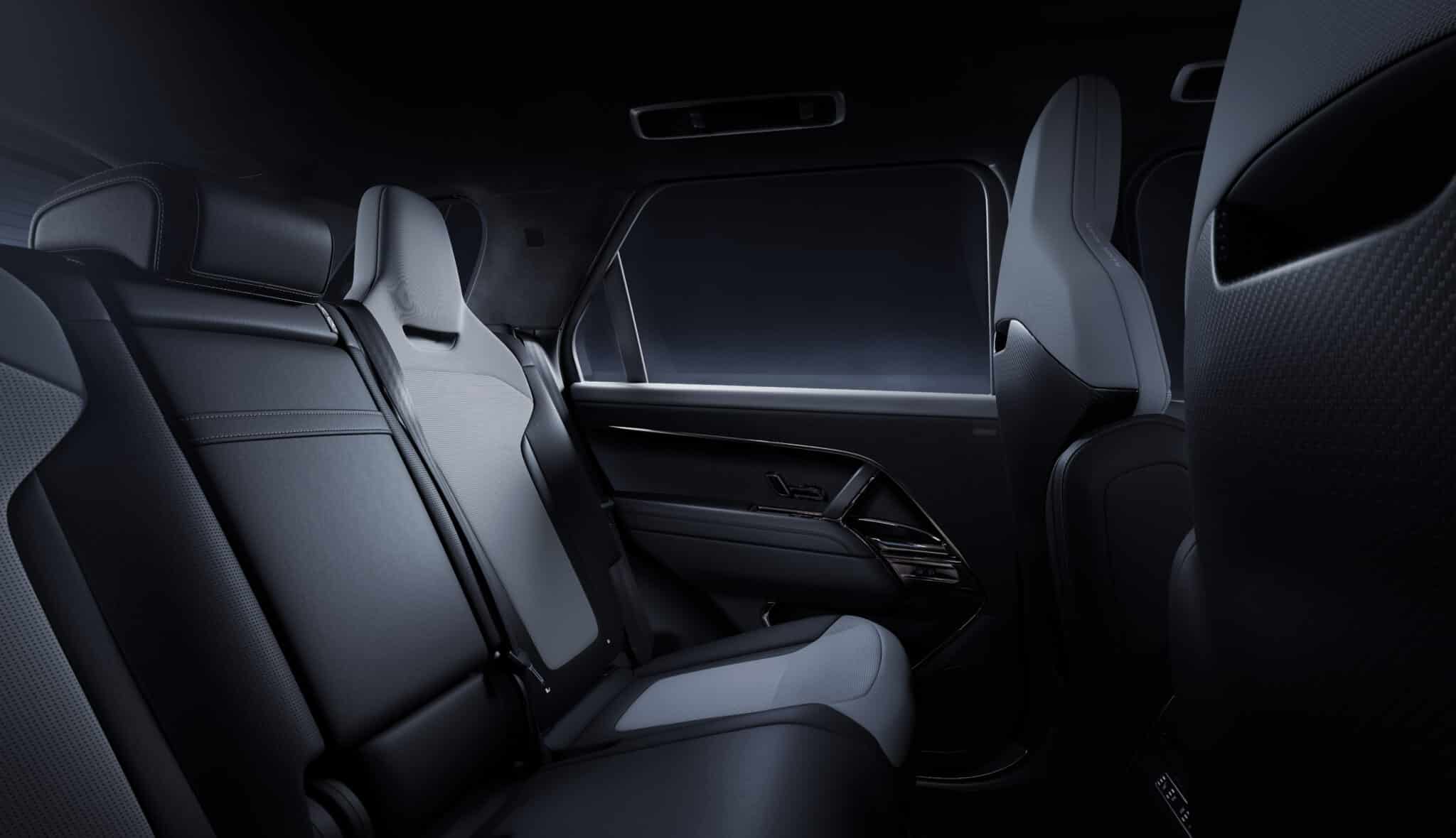 Range Rover Sport SV: la più potente di sempre al prezzo di partenza di 213 mila euro