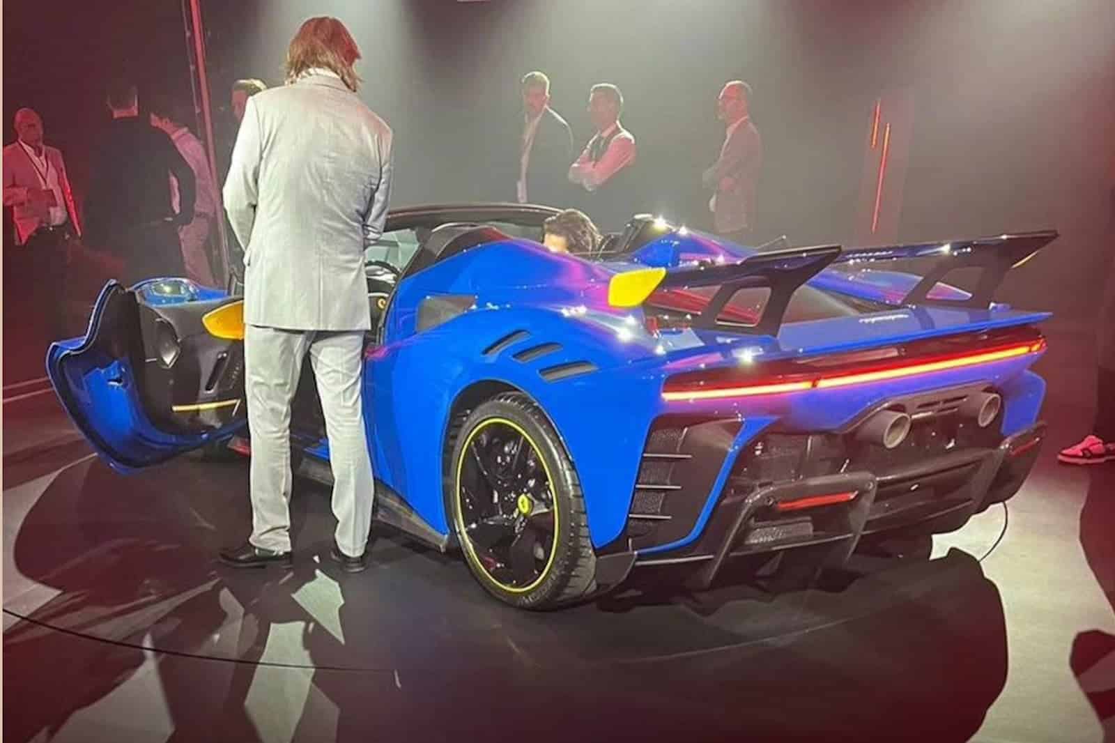 Foto della versione Spider della Ferrari SF90 LM