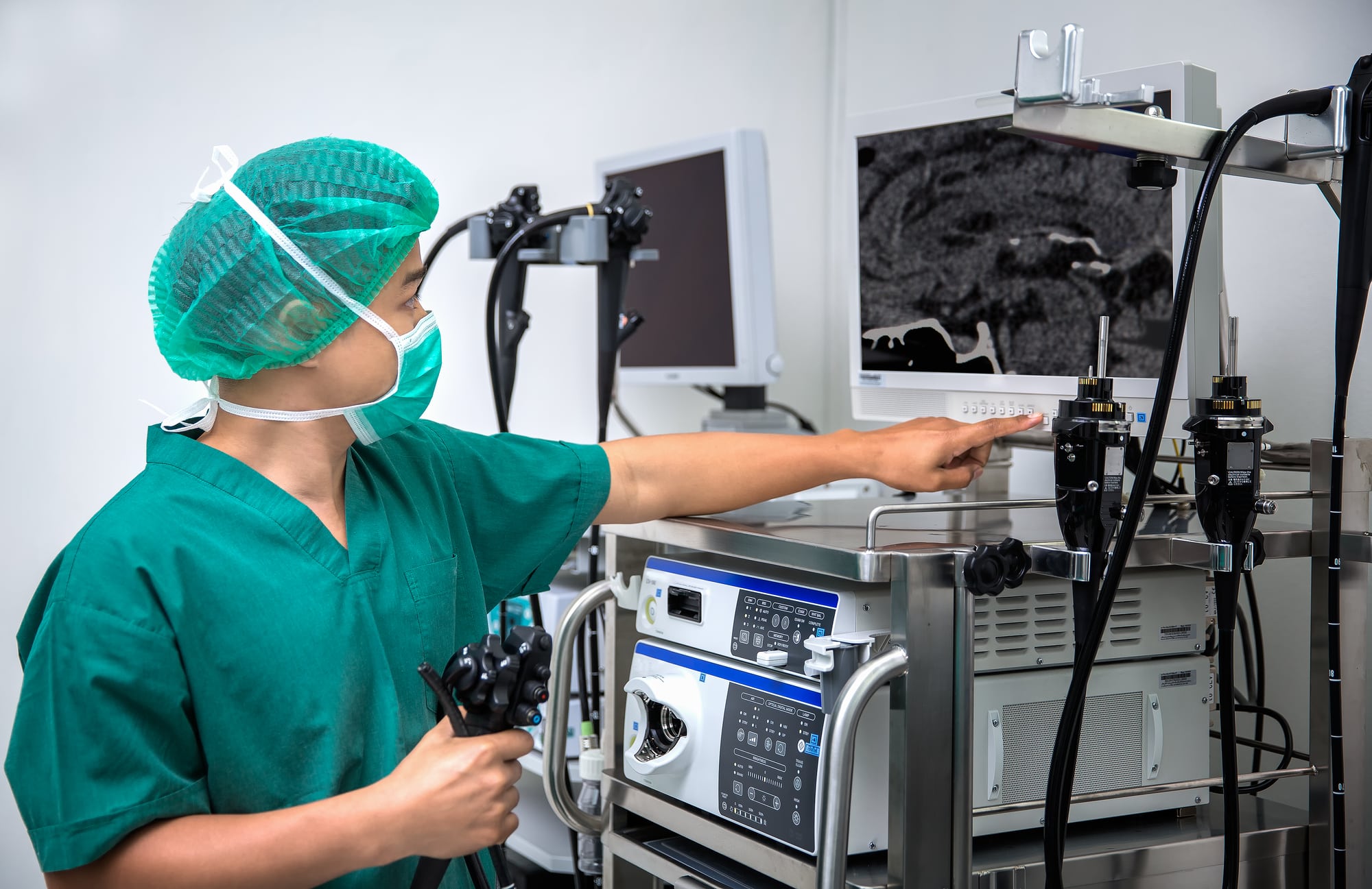In figura un chirurgo che esegue un esame endoscopico.