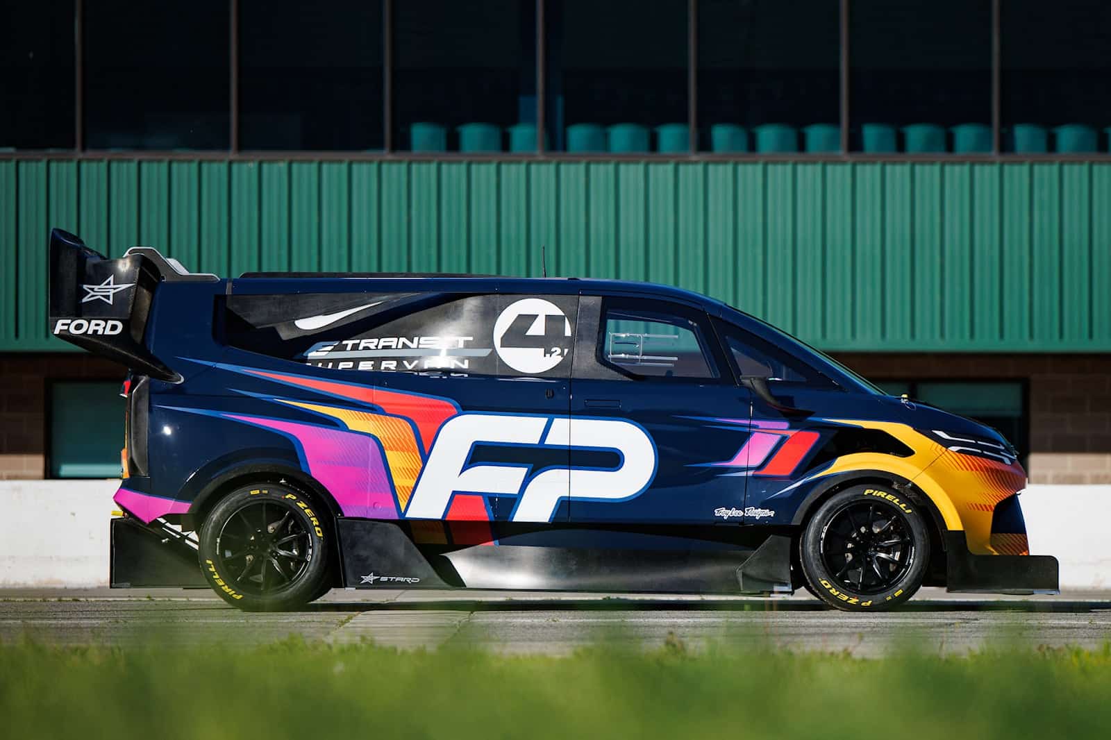 Ford Supervan 4.2: aerodinamica estrema per il "furgone" che correrà la Pikes Peak