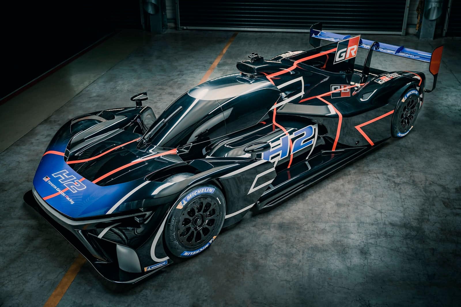 Toyota presenta l'hypercar da corsa a combustione di idrogeno