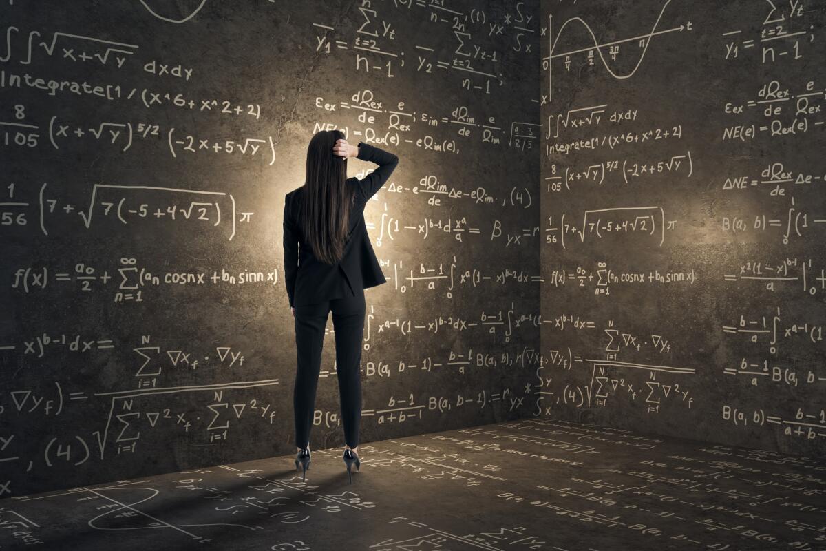P vs NP ed il problema del numero 42 - Back view of young businesswoman in concrete corner with mathematical formulas. Complex algorithm and math concept