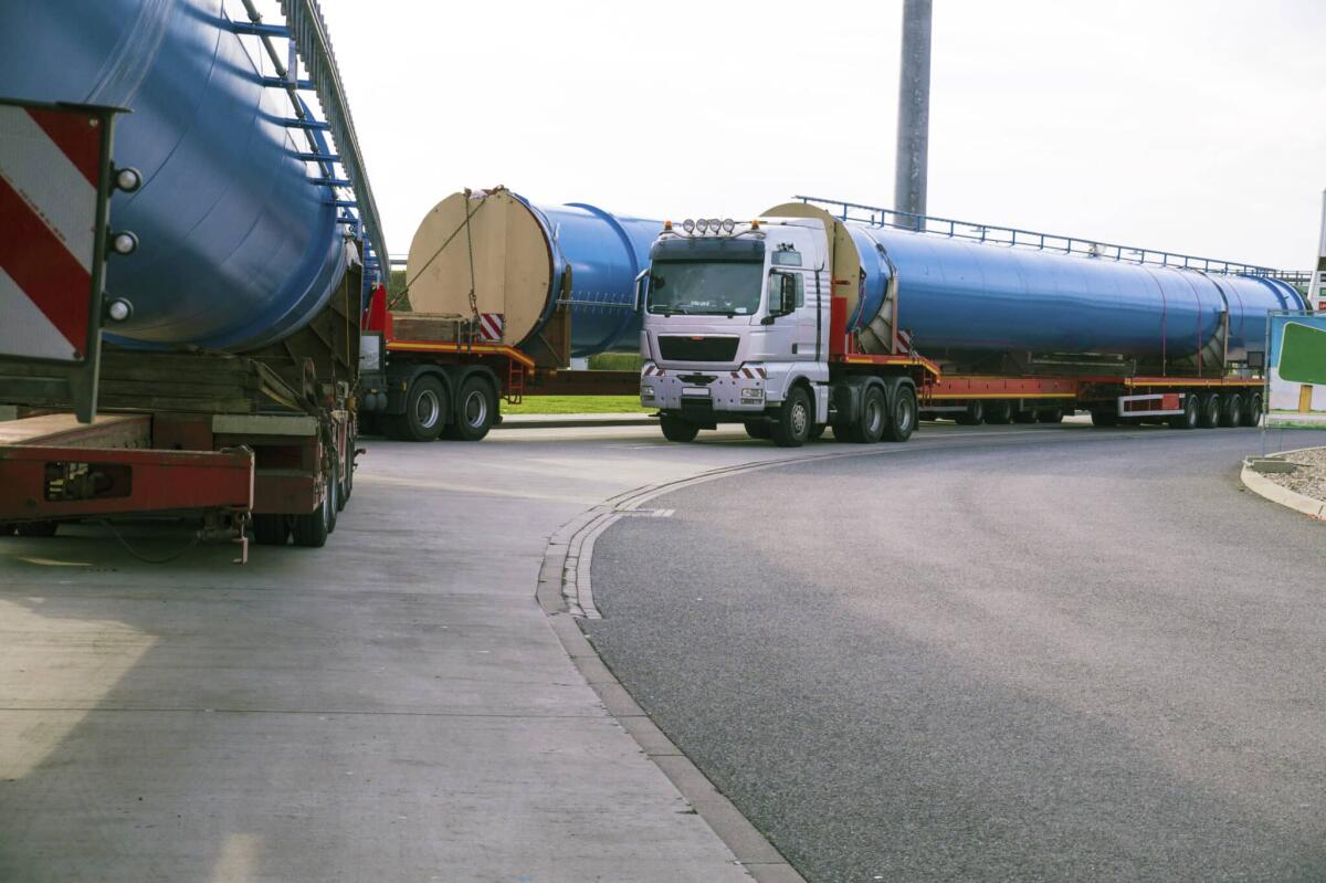 Trasporto eccezionale: tutte le informazioni da conoscere - A truck with a special semi-trailer for transporting oversized loads. Oversize load or exceptional convoy.
