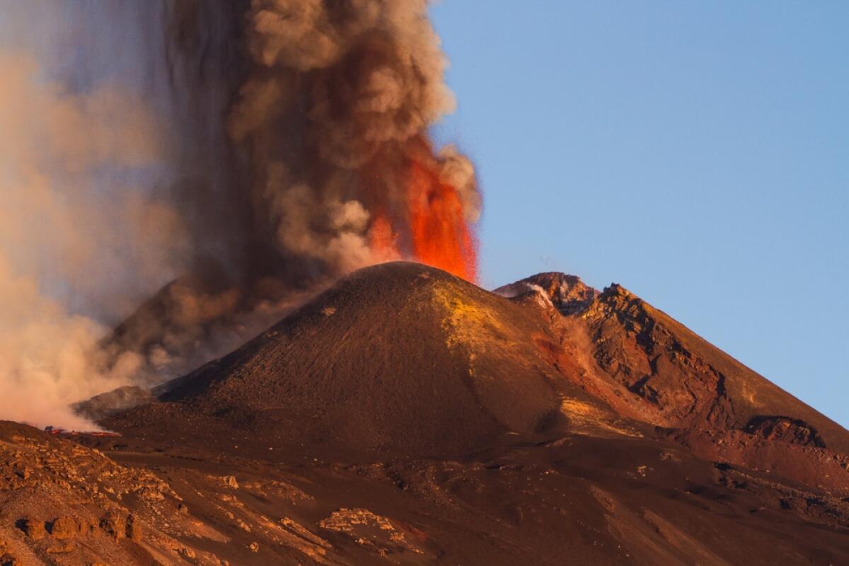 La Bocca Nuova dell'Etna ha un nuovo piccolo cratere di collasso - Etna in eruzione
