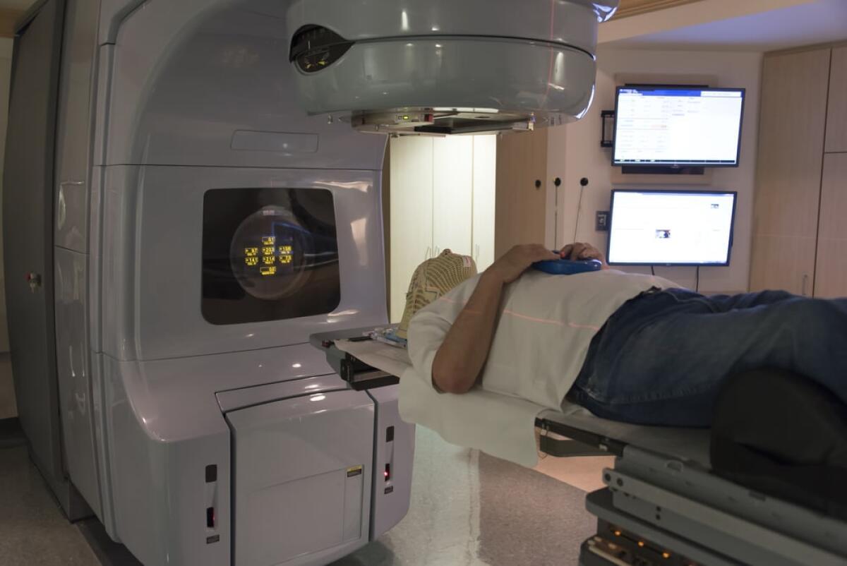 Radioterapia: cos'è e come ha rivoluzionato la medicina oncologica - Patient Radiation therapy mask showing laser lines for targeting cancer cells in the brain