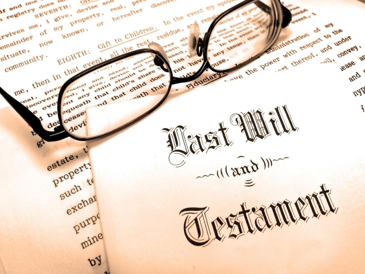 Testamento Berlusconi, contenuto svelato: A Marina e Pier Silvio il controllo Fininvest - Envelope with Last Will and Testament