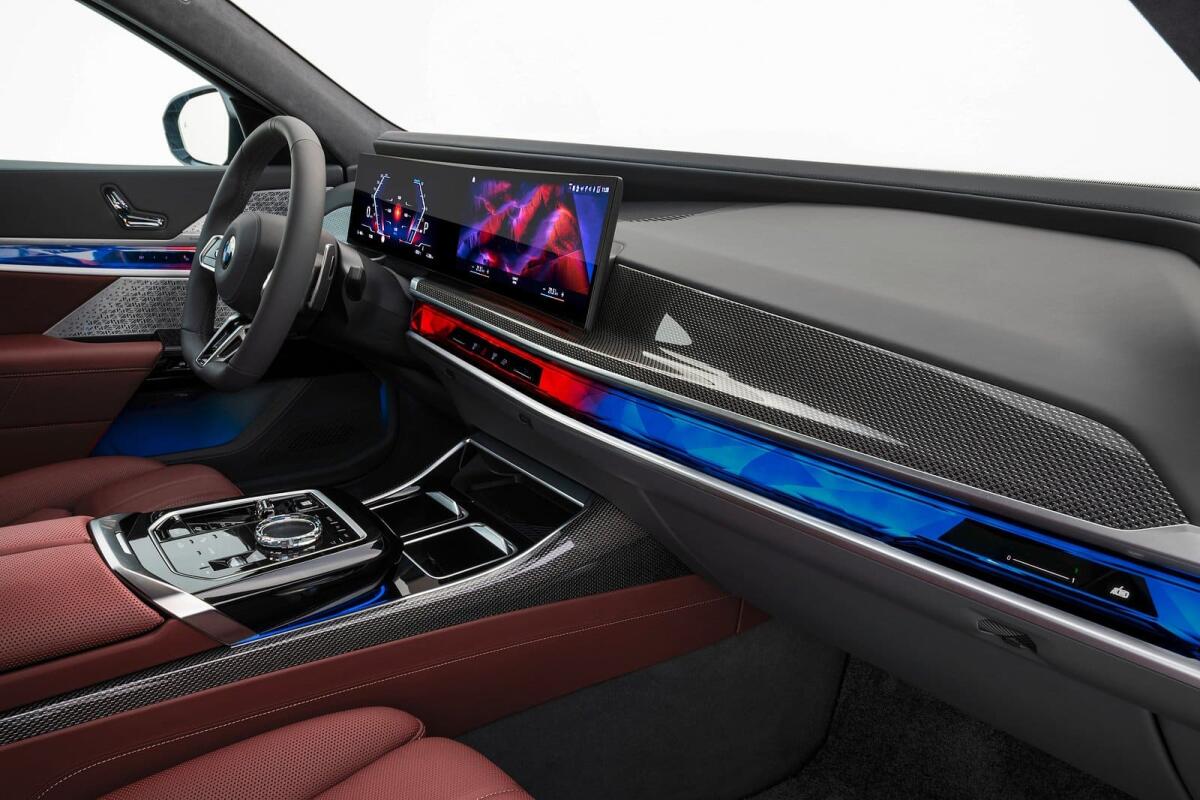 BMW: nuovo brevetto mostra un sistema di illuminazione simile alla Interaction Bar degli interni - 